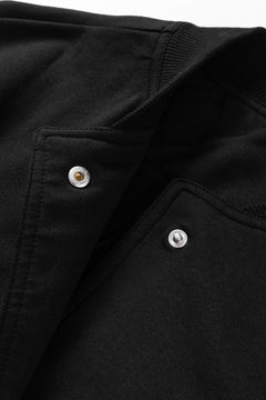 Stay Stylish & Comfortable: Black Pockets Jacket!