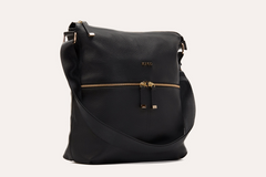 Elegant Pebble Leather Zip Tote: A Royal Choice.