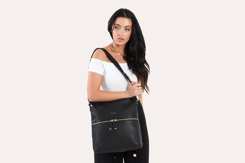 Elegant Pebble Leather Zip Tote: A Royal Choice.