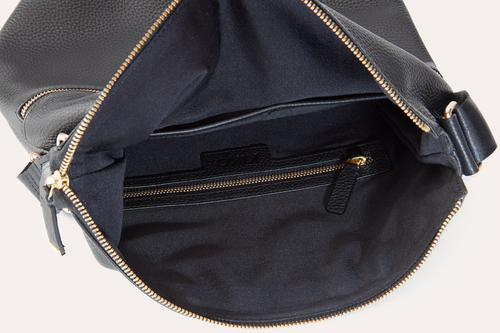 Elegant Pebble Leather Zip Tote: A Royal Choice.