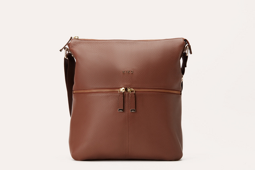 Elegant Pebble Leather Zip Tote: A Royal Choice.