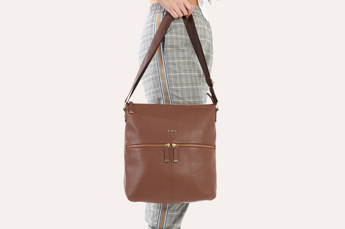 Elegant Pebble Leather Zip Tote: A Royal Choice.