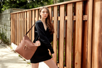 Elegant Pebble Leather Zip Tote: A Royal Choice.