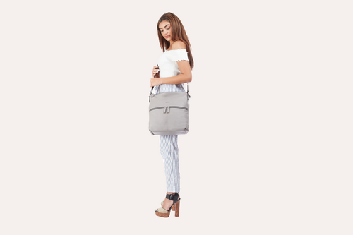 Elegant Pebble Leather Zip Tote: A Royal Choice.