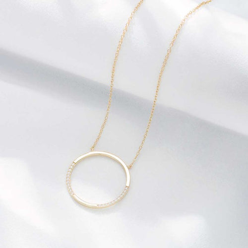 Circle of Elegance: Radiant Gold Necklace