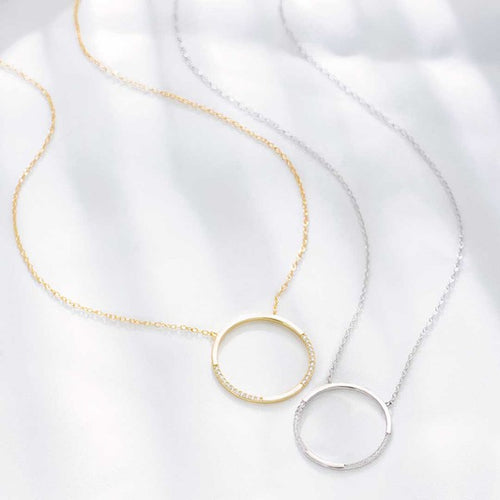 Circle of Elegance: Radiant Gold Necklace