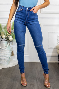 Get That Edgy Comfort Knee-Cut Jeans 🖤