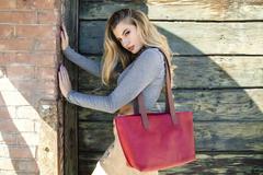 Scarlet Leather Tote: A Luxurious Elegance