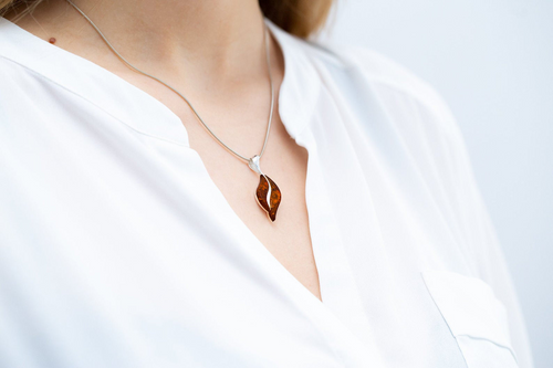 Luxurious Cognac Amber Pendant: Opulent Sophistication