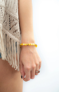 Opulent Amber Sphere Bracelet: Baltic Elegance