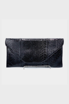 Elegant Serpent Skin Clutch: Timeless Elegance