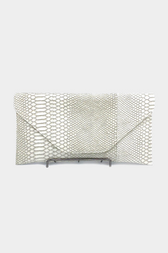 Elegant Serpent Skin Clutch: Timeless Elegance