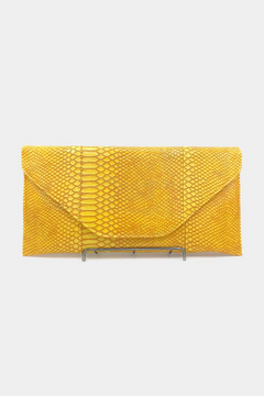 Elegant Serpent Skin Clutch: Timeless Elegance