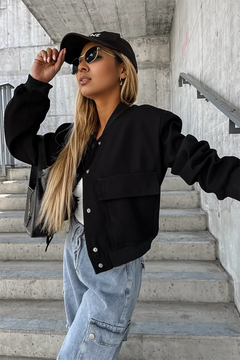 Stay Stylish & Comfortable: Black Pockets Jacket!