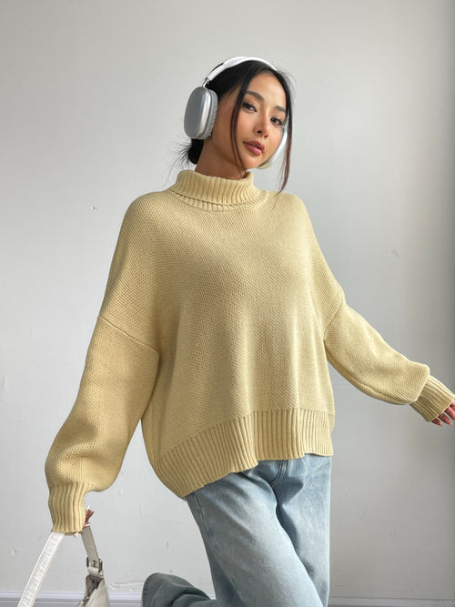 Stay Cozy & Stylish in this Sweater 🍂