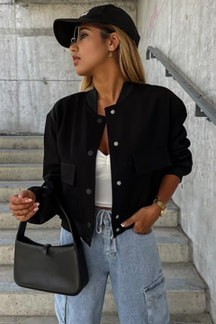 Stay Stylish & Comfortable: Black Pockets Jacket!