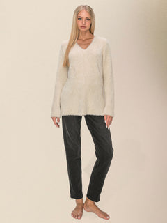 Chic V-Neck Sweater: Effortlessly Stylish & Comfortable!