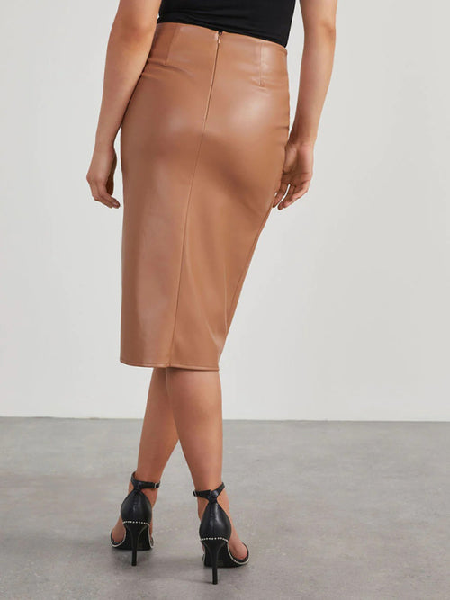 Hip-Hugging Leather Skirt: Your Confidence-Boosting Must-Have!