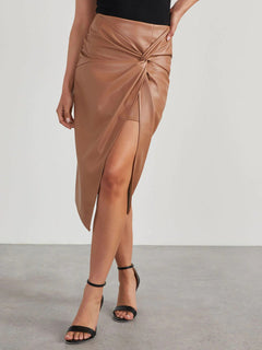 Hip-Hugging Leather Skirt: Your Confidence-Boosting Must-Have!