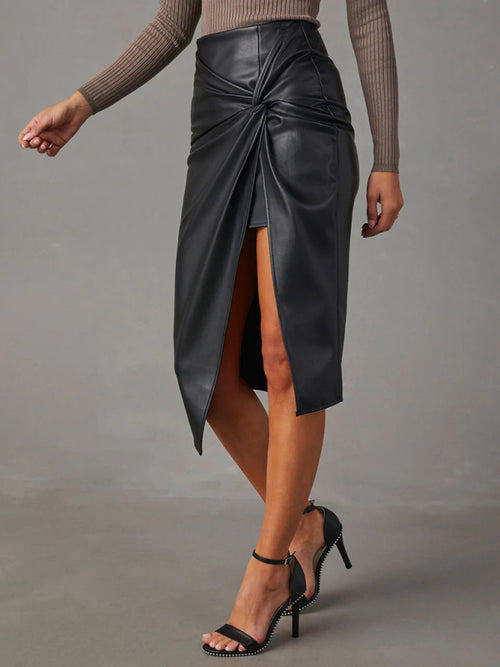 Hip-Hugging Leather Skirt: Your Confidence-Boosting Must-Have!