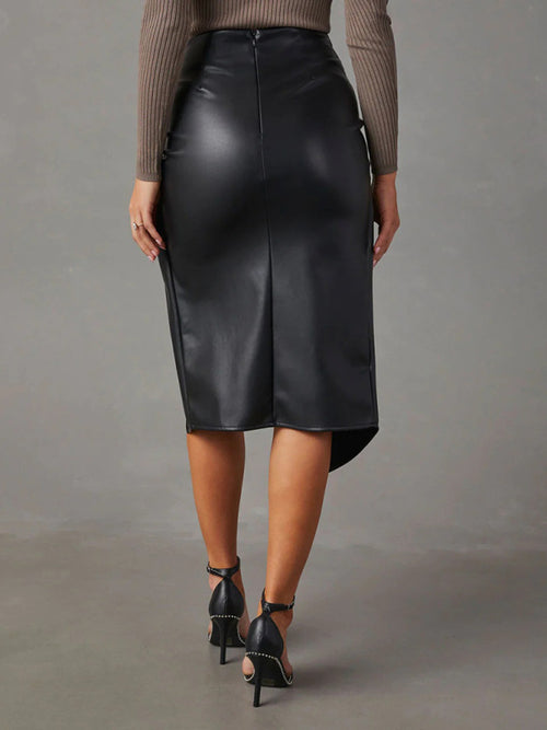 Hip-Hugging Leather Skirt: Your Confidence-Boosting Must-Have!