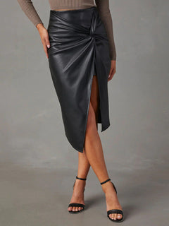 Hip-Hugging Leather Skirt: Your Confidence-Boosting Must-Have!